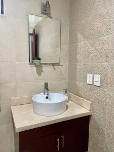 Alcantara apt, Ground floor, great for digital, 2 blocks walk to beach