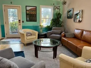 The Shoreline Legacy House with Fireplace - Kodiak