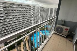 Tropical Balcony Pool View, 14th floor, MOA, Netflix, Airport at Shell Residence