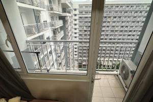 Tropical Balcony Pool View, 14th floor, MOA, Netflix, Airport at Shell Residence