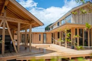 木を楽しむ一棟貸しの宿「ウッドヴィラ 心楽 -SHIGURA-」 - Mimata