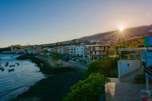Cozy apartment with pool, parking and sea view