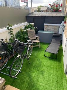 STUDIO 3 Mn de la PLAGE Terrasse Vélos Proche de la ville fortifiée