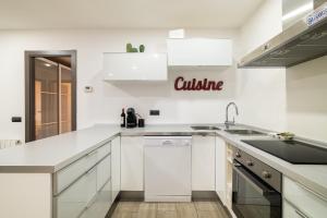 Luxury Beach Apartment, next to the sea