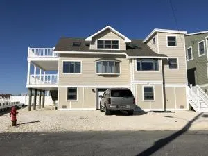 Classic Beach House On The Bay - Beach Haven