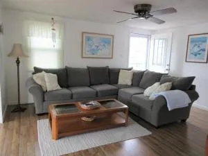 Oceanside 2Nd Floor Duplex With 3 Bedrooms, 1 Bath - Beach Haven Crest