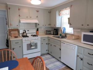 Oceanside 2Nd Floor Duplex With 3 Bedrooms, 1 Bath