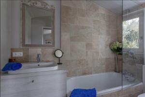 Beautiful villa 4BR with jacuzzi near the beach