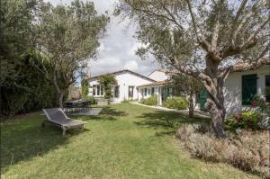 Beautiful villa 4BR with jacuzzi near the beach