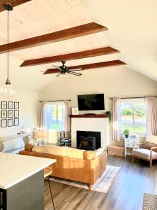 Waddle on Inn- Hot Tub, Pet Friendly, Fully Fenced, 5 Blocks to Beach!