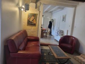 Maisons de vacances La Maison du Donjon - Gites de 8 personnes, parking prive avec jardin terrasse : photos des chambres