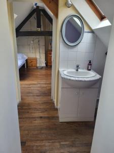 Maisons de vacances La Maison du Donjon - Gites de 8 personnes, parking prive avec jardin terrasse : photos des chambres