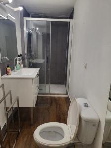 Maisons de vacances La Maison du Donjon - Gites de 8 personnes, parking prive avec jardin terrasse : photos des chambres