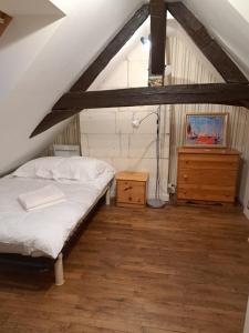 Maisons de vacances La Maison du Donjon - Gites de 8 personnes, parking prive avec jardin terrasse : photos des chambres