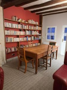 Maisons de vacances La Maison du Donjon - Gites de 8 personnes, parking prive avec jardin terrasse : photos des chambres