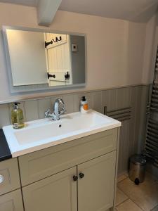 Characterful, Cosy Cotswold Cottage, Folly Cottage