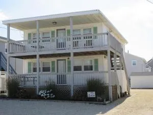 Recently Updated Second Floor Duplex Located On The Ocean Block In Surf City, - North Beach