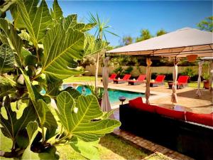 Villa rouge avec piscine et golf