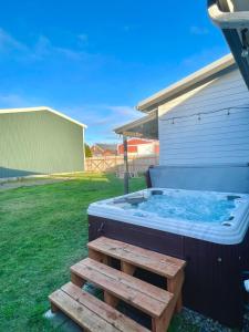Waddle on Inn- Hot Tub, Pet Friendly, Fully Fenced, 5 Blocks to Beach!