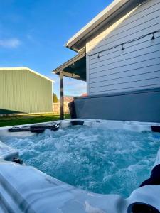 Waddle on Inn- Hot Tub, Pet Friendly, Fully Fenced, 5 Blocks to Beach!
