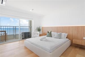 The Coastal - Fully Renovated Beachfront 3 Bedroom unit with Parking & Pool