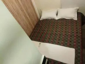 Near Airport AC Couple Friendly Small Cozy Room at a Budget Inn - Andheri