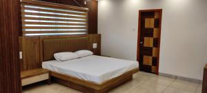 Hotel Rays Inn Boarding & Lodging
