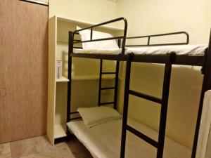 Near Andheri Airport AC Couple Friendly Small Cozy Room Budget Inn
