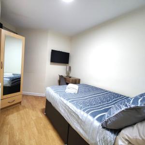 Liverpool City Centre Private Rooms including smart TVs - with Shared Bathroom