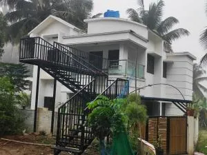 Mount River Homestay - Varagampadi