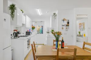 Stylish Central 2-Bed Apartment with Pvt Garden