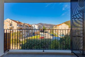 Modern One-Bedroom Apartment - 5 min to Porto Montenegro