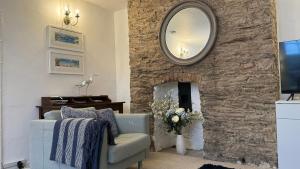 Dartmouth Town Centre 2 bedroom stylish apartment is perfect for families and couples with a happy & homely feel being only 30 meters from the sea butback & quiet with everything on the doorstep a FAB place to explore Dartmouth pets welcome for free