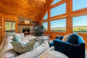 Beautiful 4BR Mountain View Cabin A Retreat for Everyone - Pinelog