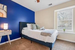 75"TV - King Bed - Large Yard - Spacious & No Stairs