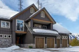 Polar Peak by Fernie Central Reservations - Eureka