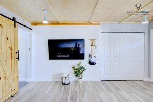 The Moose #5 - Modern Comfy Studio with King Bed, Free Parking & Fast WiFi