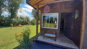 ENTRE PINOS Y LUCEROS ACOGEDORA CABAÑA RÚSTICA