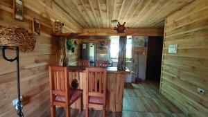 ENTRE PINOS Y LUCEROS ACOGEDORA CABAÑA RÚSTICA