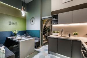 Elegant Duplex Near City Greenery