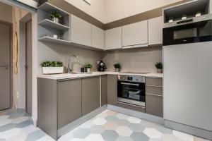 Elegant Duplex Near City Greenery