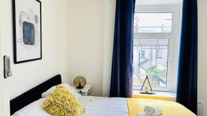 4 Bed Modern Home Close to City Center with Free on Street Parking Work Desk and Fast Internet