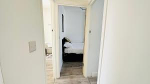 4 Bed Modern Home Close to City Center with Free on Street Parking Work Desk and Fast Internet