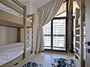 Appartement rénové avec ski aux pieds, 4 chambres et prestations incluses à Courchevel - FR-1-613A-29