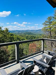 Cloudchaser Cabin, Private, New Cabin, 2 Kings, Cozy, Modern, Hot Tub, View, Theater