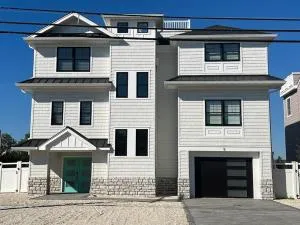 Beautiful Lagoon Front 5 Bedroom Home - Forked River