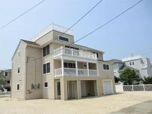 1St Floor Duplex In Brant Beach Just 3 Homes From The Beach - Beach Haven Crest