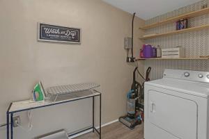 7-Person Luxury Spa, Fenced Paradise, Beach Vibes