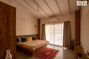 StayVistas Harvest Haven - Pool-View Villa with Deck & Machan near Sula