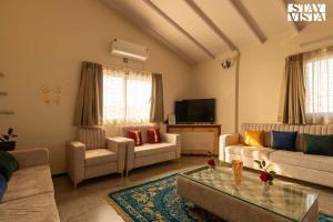 StayVistas Harvest Haven - Pool-View Villa with Deck & Machan near Sula
